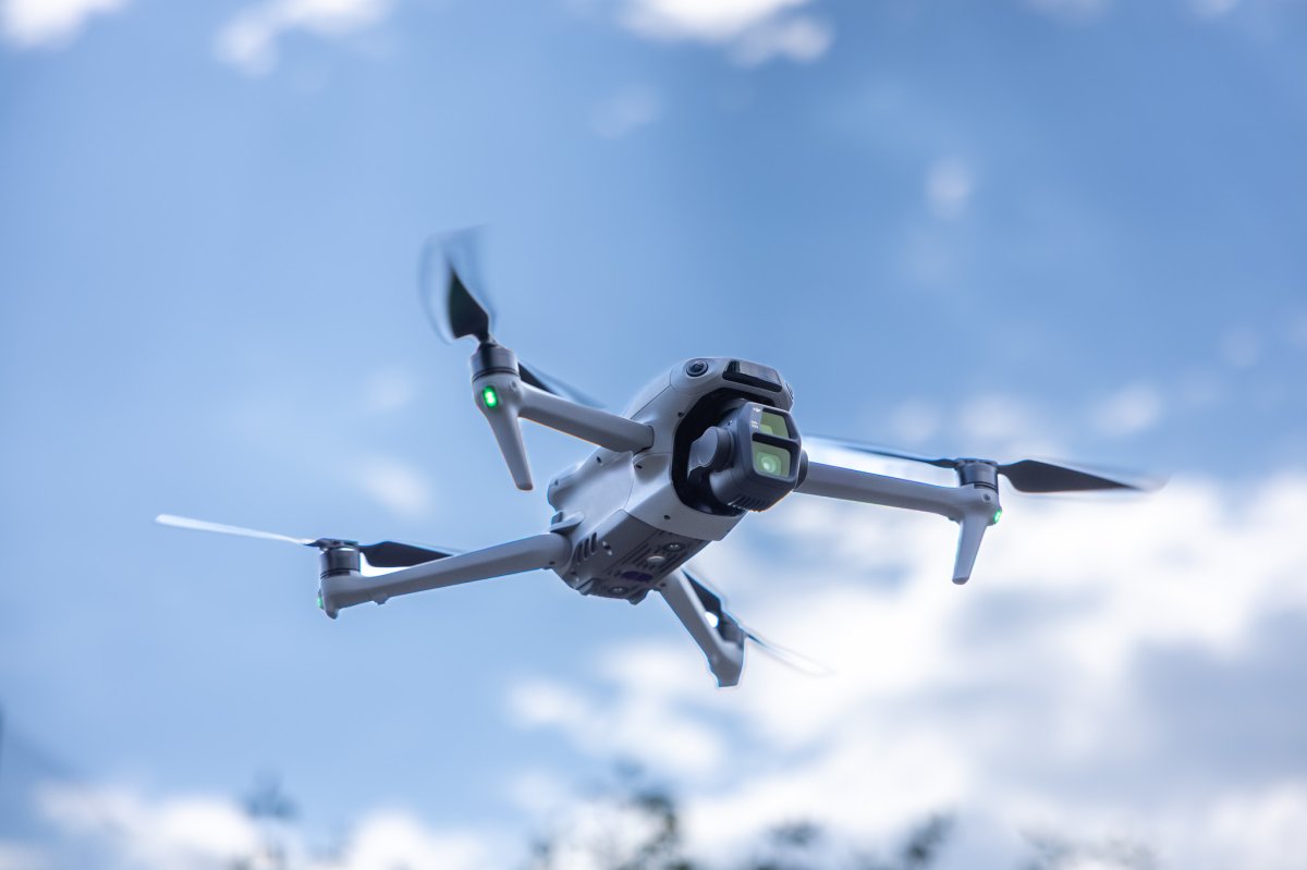 Eine professionelle Drohne in der Luft 