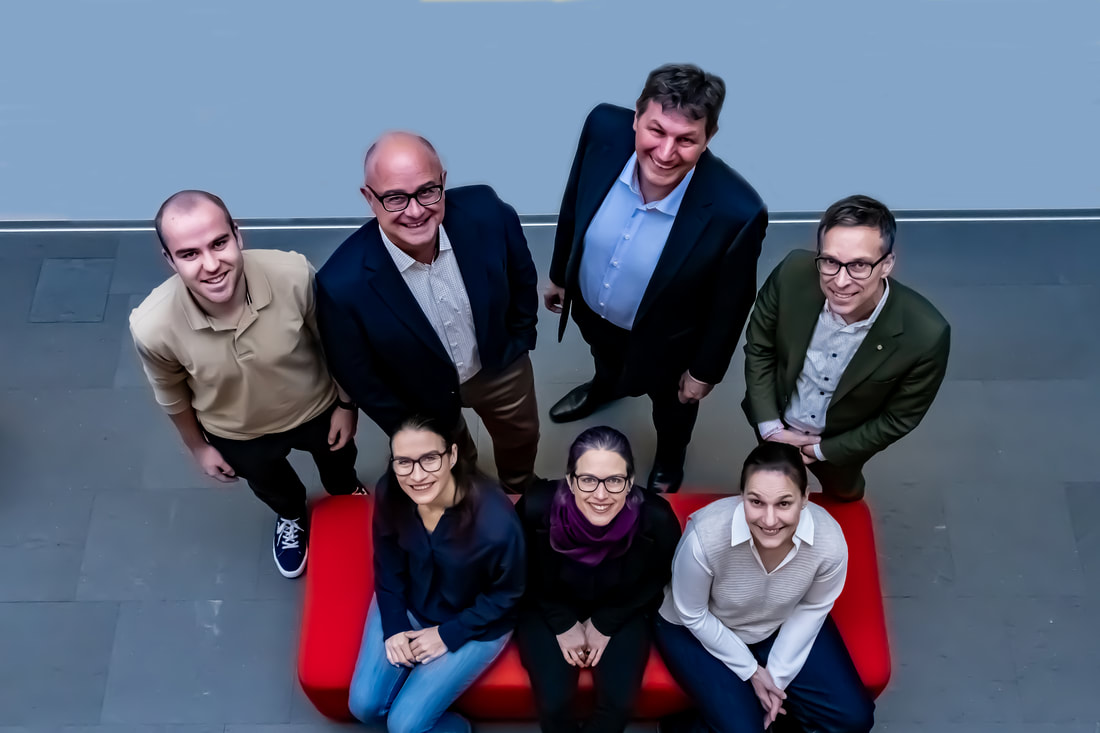 Es zeigt den neuen Gemeinderat aus 2025 wie sie nach oben blicken. Ein Beweis für die stilvolle Arbeitsweise von Marcel Foto Boss / fotoboss.ch