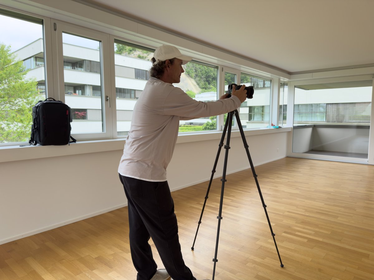 Fotograf Marcel Boss wie er am Stativ arbeitet