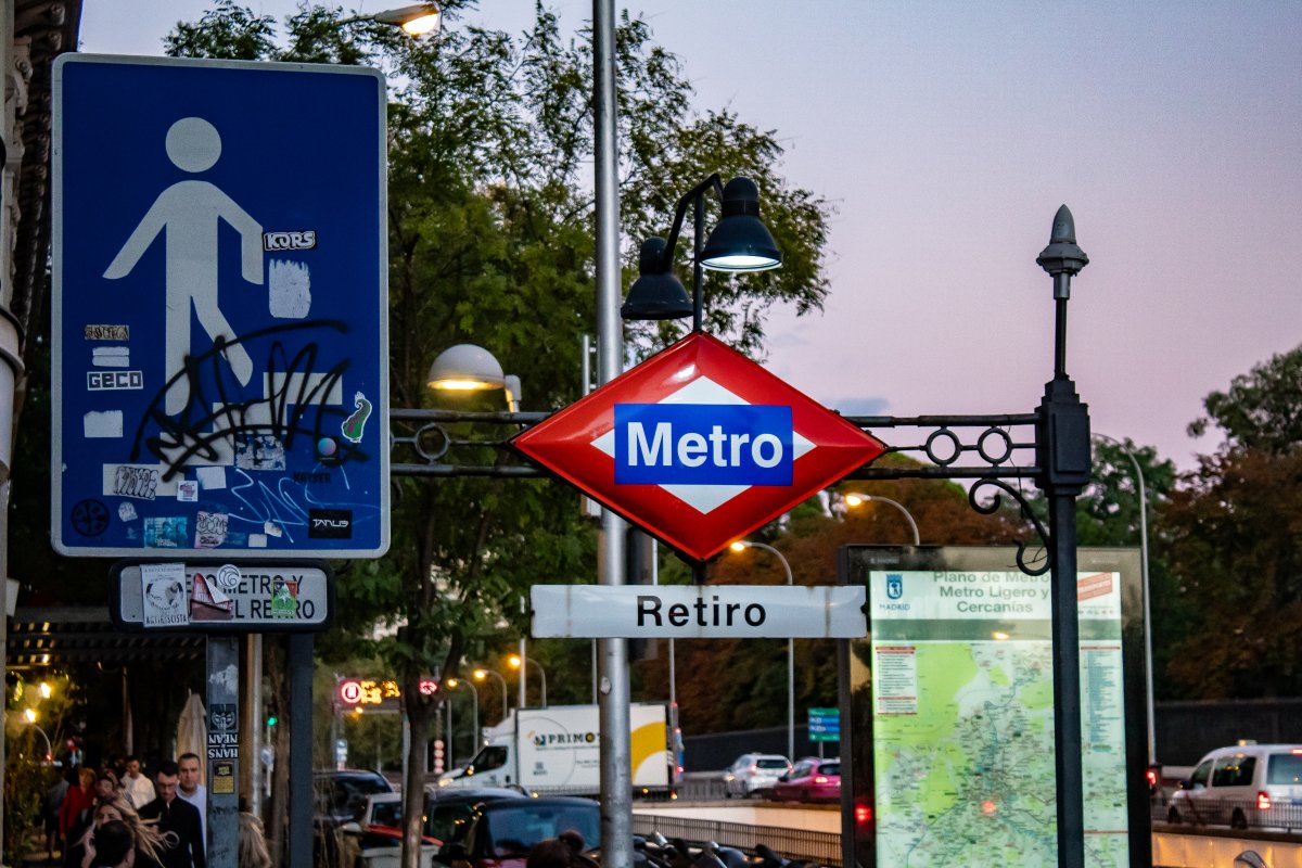 Ein Foto vom Stadtzentrum das den Eingang zum Metro Zeigt so wie den Park im Hintergrund. Ein Beweis für das Kunstvolle sehen von Marcel Boss