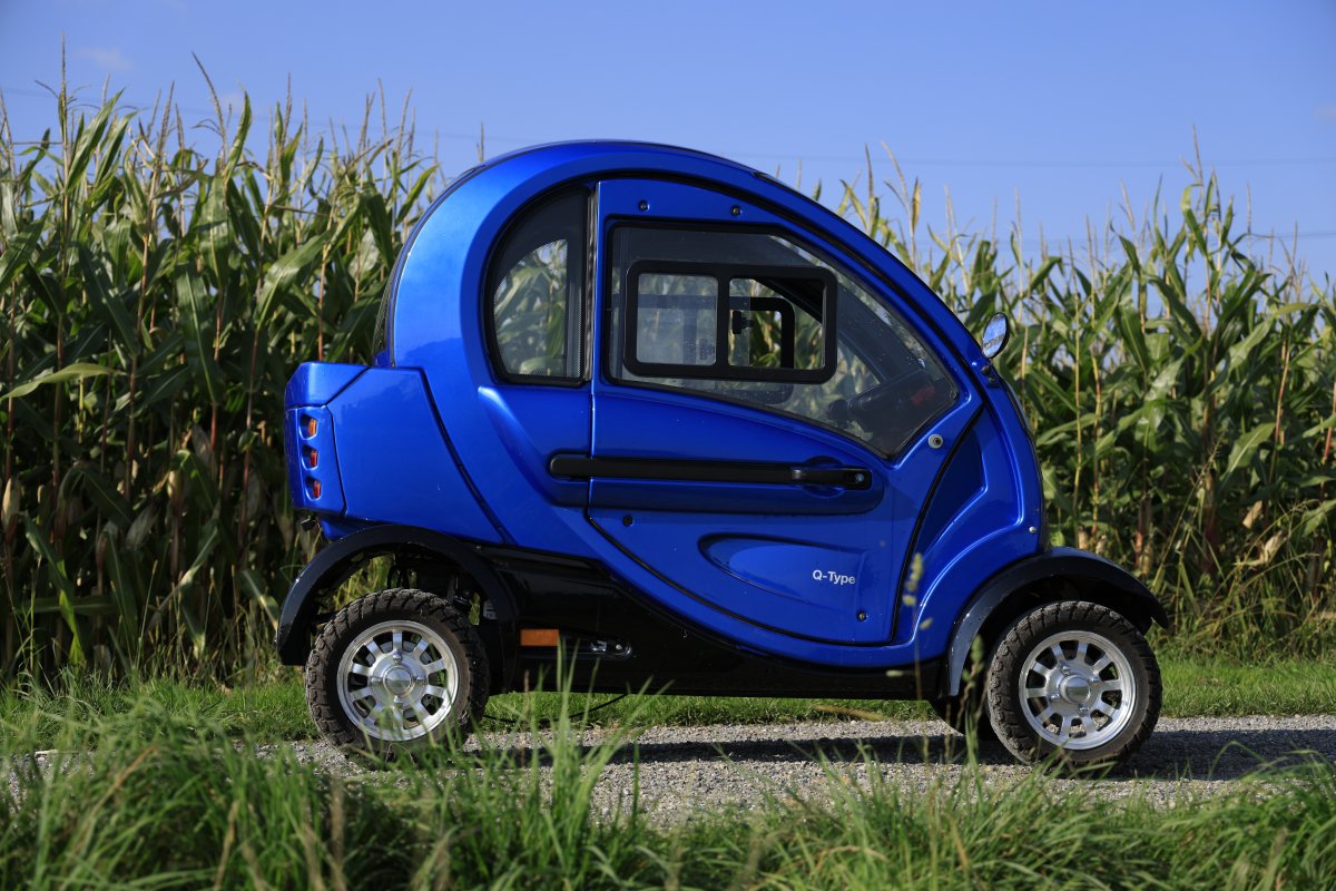 Ein mini Auto in der Natur, als Beispiel werbe-fotografie