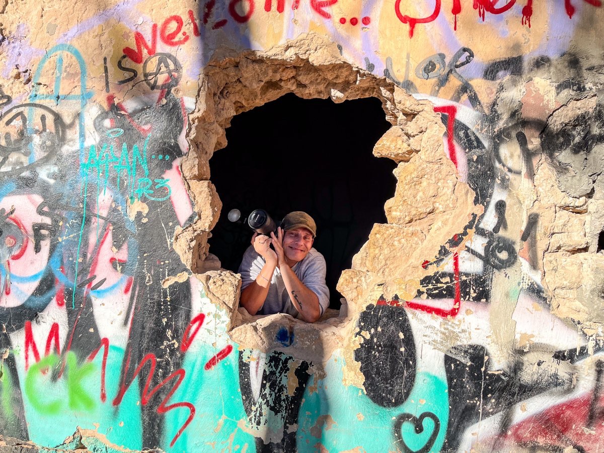 Ein Portrait von Marcel Boss mit kamera